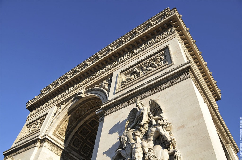 Au pied de l'Arc de Triomphe